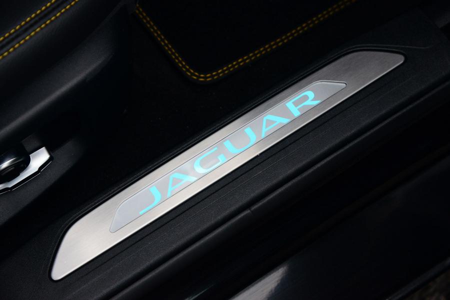 Детали интерьера Jaguar XE 300 Sport 2018 года  (UK) (фото 16 из 24)